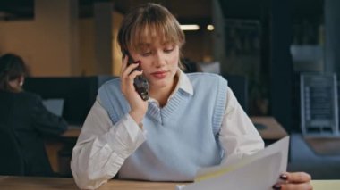 Rahat yönetici cep telefonuyla konuşuyor. Çalışma odasının kapanış belgelerini tutuyor. Gülümseyen bir çalışan, yaratıcı ajanstaki meslektaşıyla birlikte akıllı telefonu arıyor. Sakin kadın patron içeride hücre sohbeti yapıyor.