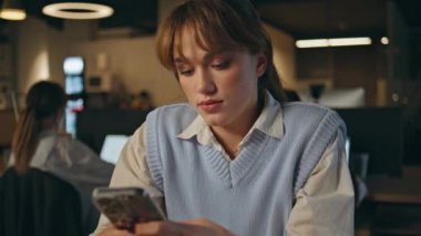 Gülümseyen bir çalışan, gece ofisinde akıllı telefon okuyor ve mesaj yazıyor. Çekici bir şirket yöneticisi cep telefonunu kırmaktan hoşlanıyor. Sakin kadın hücre ekranında romantik bir ruh hali içinde. 