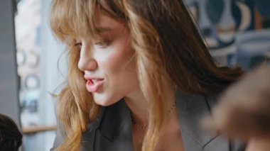 Hafif iş yerlerinde yakın planda tartışan kadın danışman danışman. Keçeli kalemle çalışan düşünceli bir bayan. Finans ortakları şirket projesini inceliyor. İnsan yaşam tarzı