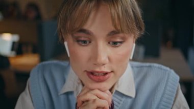 Bayan tasarımcı, ofisteki bilgisayar kamerasıyla kulaklıkları arıyor. Sakin bir iş kadını iş sonuçlarını konuşmak için arıyor. İnternetteki toplantıda müşteriyle görüntülü konuşma yapan bir kız. 