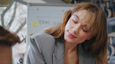 Gülümseyen kız iş yerinde iletişim kuran iş arkadaşını dinliyor. Genç iş kadını ofiste kendini tatmin olmuş hisseden tanınamaz bir adamla konuşuyor. Beyin fırtınası projesini iki kişi paylaşıyor.