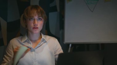 Gece amiri bilgisayarlı video konferans masasında oturuyor. Kendine güveni olan çekici bir kadın akşam özel kabinesinde bilgisayara ışık tutuyor. Geç yönetici sanal toplantıdan zevk alıyor 