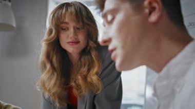 Ofis kapanışında çalışan çiftlerin iş sorunları çözülüyor. Patroniçe danışman kadın iş yerinde tartışıyor. Finans meslektaşları şirket projesini inceliyor. İnsan yaşam tarzı 
