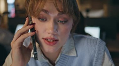 Modern ofis kapanışında eski sekreterin cep telefonu konuşması. Rahatlamış şirket yöneticisi masada arkadaşça akıllı telefon konuşmasının tadını çıkarıyor. Kaygısız neşeli kadın çalışan müşteriyi arıyor. 