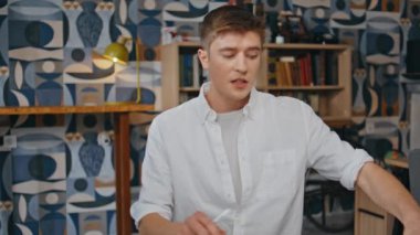 Ciddi bir tasarım ajansı yakın plan konuşuyor. Yaratıcı adam, bayan meslektaşına modern şirket odasını gösteren belgeleri soruyor. Başlangıç ortakları ofiste birlikte iletişim kurma projesinde beyin fırtınası yapıyorlar