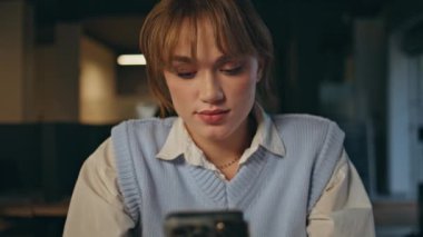 Akşam masasında cep telefonu kullanan romantik bir kız. Başarılı bayan yönetici gece ofisinde e-posta yazıcı akıllı telefonu kontrol ediyor. Zarif narin kadın internette geziniyor. Geç saatlerde dinleniyor. 