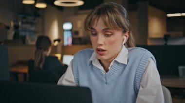 Kendine güveni tam bir çalışan kamerasıyla sanal konferans salonunu kapatıyor. Ciddi bir iş kadını iş sonuçlarını tartışıyor. Kız müdür online toplantıda haberleri paylaşıyor 