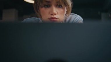 Ofiste çalışan çekici bir bayan bilgisayar. Odaklanmış iş kadını, e-posta okuyarak modern masaya bakıyor. Kadın yönetici şirket işyerinde dizüstü bilgisayara bakıyor.