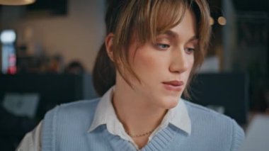 Ciddi bir iş kadını modern bir iş yerinde evrak işleriyle uğraşıyor. Çalışmaları analiz eden genç ve çekici bir iş kadını yöneticisi. Kendine güvenen esmer tasarımcı ofis işine odaklanmış.