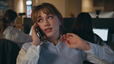 Rahat çalışan, akşam iş yerinde cep telefonunu arıyor. Gülümseyen yönetici, yaratıcı ajansta çalışan bir meslektaşımla akıllı telefon konuşuyor. Sakin kadın içeride hücre sohbeti yapıyor.