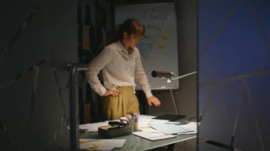 Geç kalmış iş kadını özel kabinede çalışıyor. Ciddi bir bayan akşam işyerinde ışığı kapatıyor. Çok çalışan kadın yöneticinin bitirme projesi dağınık masadan gidiyor. İş hayatı konsepti