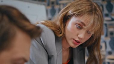 Kadın patron akıl hocası danışman. İş yerinde yakın planda tartışıyorlar. Ofiste çalışan çiftler iş sorunları çözüyorlar. Finans meslektaşları şirket projesini inceliyor. İnsan yaşam tarzı 