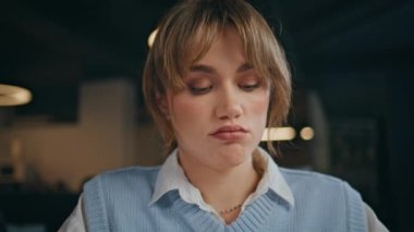 Kapalı kapılar ardında çalışan ciddi bir iş kadını evrak okuyor. Kendine güvenen çekici bir kadın iş sözleşmesi arıyor. Bayan işçi modern işyerinde oturan kağıtları kontrol ediyor. Odaklanmış kız kendini meşgul hissediyor