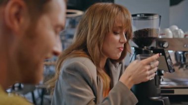 Neşeli kız, bar tezgahında kahve molası veriyor. İşten sonra gülen mutlu çift. Gülümseyen kadın kafede içki içerken rahatlıyor. Dinlenme odasında gevşek iş arkadaşları konuşuyor.