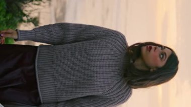 Gri okyanusta, çimenlerde dikey yürüyen genç ve dalgın bir kadının silueti. Alacakaranlıkta güzel, boş deniz kıyısında dinlenen çekici kız. Romantik esmer, karanlık manzaraya bakıyor.