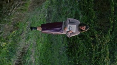 Akşamları sahil tepesinde yalnız başına yürüyen düşünceli bir kadın dikey çizimlerle albüm tutuyor. Dalgın, rahat bir kız tek başına yeşil çimlere basıyor. Seyahat yalnızlığı sakinlik konsepti