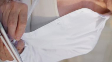 Caddedeki kafede ders kitabına not alan yaşlı bir yazar. Açık hava restoranında dikey vurulmuş, günlük yazan zarif olgun bir kadın. Not defterine odaklanmış elinde kalem tutan güzel bir emekli kadın..
