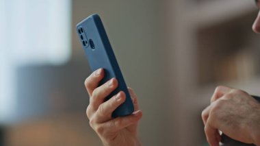 Rahatlamış yönetici cep telefonuna mesaj atıp ofiste kahve içiyor. Yakın ara. Gülümseyen serbest çalışan adam iş yerinde mesaj okuyor. Mutlu çalışanlar sıcak içecek görünümlü akıllı telefon ekranının tadını çıkarsın.