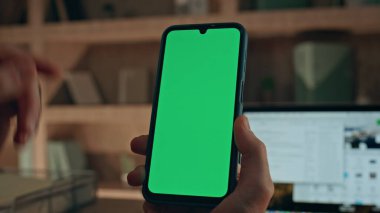 Ev ofisinden kroma anahtarlı cep telefonu çalan bir adam. Şirket işyerindeki tanınmayan yönetici çevrimiçi uygulamaya göz atıyor. Erkek serbest çalışan akıllı telefon mesajı maili izliyor.