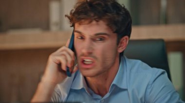 Öfkeli yönetici elinde kağıtlarla cep telefonuyla bağırıyor. Öfkeli işadamı, ofisteki akıllı telefon görüşmesinde tartışıyor. Sinir bozucu yönetici cep telefonu konuşmasını duygusal olarak bitiriyor.