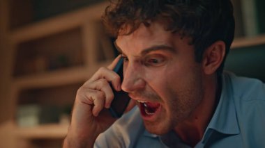 Sinirli yönetmen, akıllı telefon görüşmesinde tartışıyor tatminsiz iş başarısızlığı akşam üzeri kapanıyor. Sinirli CEO endişelenmiş cep telefonuna bağırıyor. Erkek işadamı ofiste iş krizi yaşıyor.