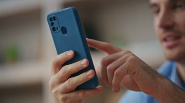 Gülümseyen patron şirket ofisinde akıllı telefondan SMS okuyor. Mutlu iş adamı iş yerindeki cep telefonundan sosyal medya içeriğini araştırıyor. Pozitif serbest çalışan cep telefonundan haber kaynakları arıyor.