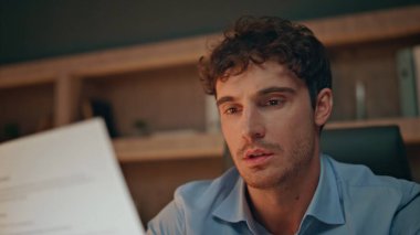 Ciddi bir işadamı karanlık işyerindeki belgeleri okuyor. Genç, profesyonel avukat, çalışma evraklarını inceliyor. Yakışıklı öğretmen gece evde tazminat eğitimi alıyor..