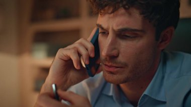 Memnuniyetsiz yönetici, gece şirketinin ofisindeki servis desteğini arıyor. Sinirli iş adamı akıllı telefondan konuşuyor iş meselelerini tartışıyor. Patron cep telefonu konuşmasından memnun değil..