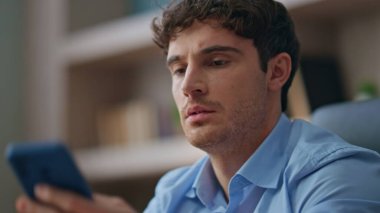 Mutlu yönetici başarıyı kutlayan mesajları kontrol ediyor. Kapanışta gülümseyen iş adamı, iş yerinde dans ederek başarılı bir iş başarısı elde ediyor. Ofiste heyecanlı esmer okuma cep telefonu.