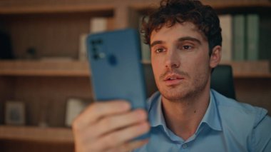 Ciddi bir iş adamı cep telefonu uygulamasını tarıyor. Karanlık apartman dairesini kapatıyor. Gece geç saatlere kadar çalışan, akıllı telefon ekranlı çalışan bir ofis. Cep telefonundan mesaj okuyan yakışıklı bir adam..