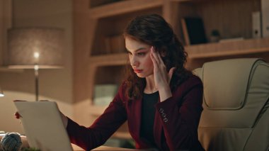 Akşam iş kadını bilgisayarını kapatıp karanlık ofiste fazla mesai yapıyor. Yorgun kadın yönetici gece işyerinde daktilo yazarken rapor bitiriyor. Yorgun, serbest çalışan, baş ağrısı çeken bir masa..