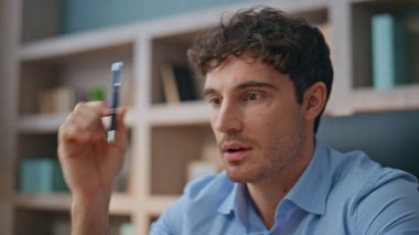 Yaratıcı yönetici ofiste çözümü yakından tasarlıyor. Yazar, bilgisayarda dizüstü bilgisayar yazıp makale yazıyor. Mutlu iş adamı düşünme sorunu proje üzerinde çalışıyor..