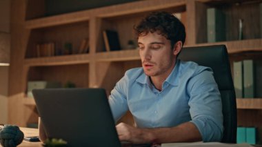 Aşırı yüklenmiş yönetici gece vardiyasında çalışmayı düşünüyor. Yorgun iş adamı dizüstü bilgisayarı kapatıyor fazla mesai yüzünden uykulu hissediyorum. Çok çalışan serbest çalışan adam gece geç saatlerde üzerinde kafa yoruyor..