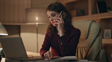 Uzaktan kumandalı yönetici, karanlık ofis masasında dizüstü bilgisayarı arayan bir müşteriyi arıyor. İş yerinde cep telefonuyla konuşan profesyonel kadın danışman. Genç iş kadını geç saatlerde ortaklarıyla konuşurken notlar alıyor.