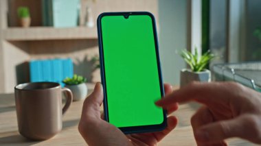 Chroma Key cep telefonundaki Freelancer tarama uygulaması ev ofisini kapatıyor. Tanımlanamayan iş adamı yeşil ekrana dokunup online alışveriş yapıyor. Adam elleri Model Model Model Cep telefonunu çalıyor.
