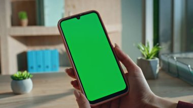Ofis masasında çalışan krom anahtarlı cep telefonunda yönetici mesajı okuyor. Bilinmeyen bir bayan çalışan akıllı telefondan çevrimiçi arama uygulaması yapıyor. Yeşil ekran cep telefonu tutan kadın elleri