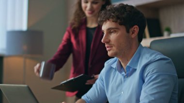 Şirket ofisindeki gülümseyen kadın asistandan kahve almakla meşgul. İş kadınlarının iş adamlarına bilgisayar daktilo eden kağıtları getirmesi. Ajans işyerinde birlikte çalışan iki meslektaşım..