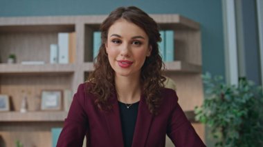 Yönetici online röportaj pov görüntüsü konuşuyor. Gülümseyen kadın iş anlaşmasını ofisteki video konferansında tartışıyor. Güzel genç öğretmen web kamerasıyla iletişim kuruyor. Dizüstü bilgisayardaki şık patron arıyor.