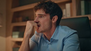 Endişeli serbest çalışan akıllı telefon mesajı gibi görünüyor. Avuç içlerine gizlenmiş. Yakından. Yorgun iş adamı cep telefonundan stres e-postası okuyor. Karanlık ofiste cep telefonu izlerken şok oldum..