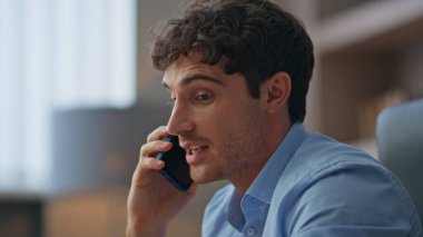 Cep telefonuna cevap veren genç bir profesyonel yakın çekim. Satış müdürü, akıllı telefon konuşmalarında danışman müşteriyle konuşuyor. Yakışıklı esmer iş adamı ajanstaki projeyi tartışıyor.