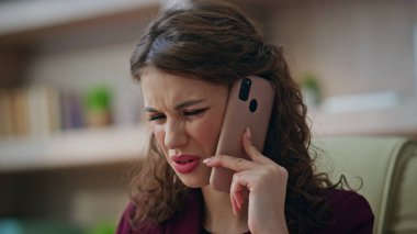 Ofisteki iş ortağıyla akıllı telefondan konuşan sinirli bir yönetici. Mutsuz kadın, sorunlu kadın projesini tartışmayı reddediyor. Stresli finansal müdürün cep telefonu konuşması.