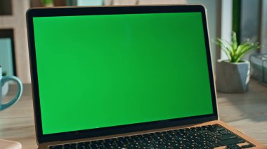 Merkez ofisteki yeşil ekran dizüstü bilgisayarda kız arama sitesi kapatın. Tanımlanamayan bir kadın, sosyal medyada model cihazını araştırıyor. Kadın elleri kapalı alanda krom tuşlu bilgisayara dokunuyor.