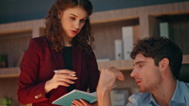 İş meselelerini çözen iki iş adamı gece geç saatlerde birlikte çalışıyorlar. Yorgun adam CEO 'su elinde not defteri olan kadın asistana talimat veriyor. Ofiste işbirliği yapan birkaç meslektaşım var.