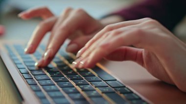 Masada dizüstü bilgisayar yazan serbest çalışan biri. İnternetten internet alışverişi yapan kadın elleri. Ofis masasında bilgisayar yazma araştırması yapan tanınmamış bir iş kadını. Üniversitede okuyan bir öğrenci..