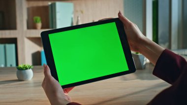 Webinar 'ı manken tabletinde izleyen kız ofis masasını kapatıyor. Kimliği belirsiz iş kadını ofisteki yeşil ekranlı bilgisayara bakıyor. Girişimci krom anahtar aygıtı üzerinde çevrimiçi tarama uygulaması.