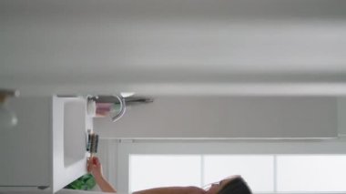 Genç bir kadın banyoda saçlarını dikey olarak tarıyor. Sadece duştan sonra nemlendirici maske takan hassas bir kız. Şehvetli bayan sabah içlerine bakıyor. Ev güzelliği rutini ve bakım konsepti