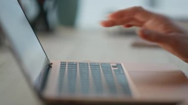 Ofis masasında dizüstü bilgisayarda çalışan kadın elleri. Şirket ortamında modern bilgisayarda yazan tanınmamış bir iş kadını. Profesyonel kadın yönetici çevrimiçi uygulamayı içeride tarıyor.