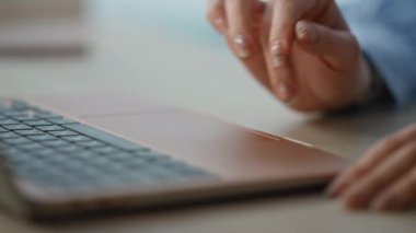 Ofis çalışma alanında dokunmatik bilgisayara dokunan kadın parmakları. Şirket ortamında modern bilgisayarda çalışan tanınmamış bir iş kadını. Kadın serbest yazar, çalışma masasında çevrimiçi proje oluşturuyor.