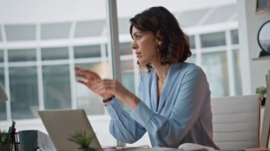 Verimsiz çalışan çalışma ofisi kapanış yorgunluğu çekiyor. Dizüstü bilgisayarla masa başında oturmaktan bıkmış profesyonel yönetici. Sorunlu kadın girişimci iş kağıtlarındaki hataları kontrol ediyor.