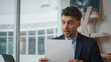 Girişimci, ofis masasında el sıkışan iş kadınıyla anlaşma yapıyor. Gülümseyen işadamı, kadın meslektaşımla anlaşmaya varıyor. Takım çalışması planlayan ortaklar